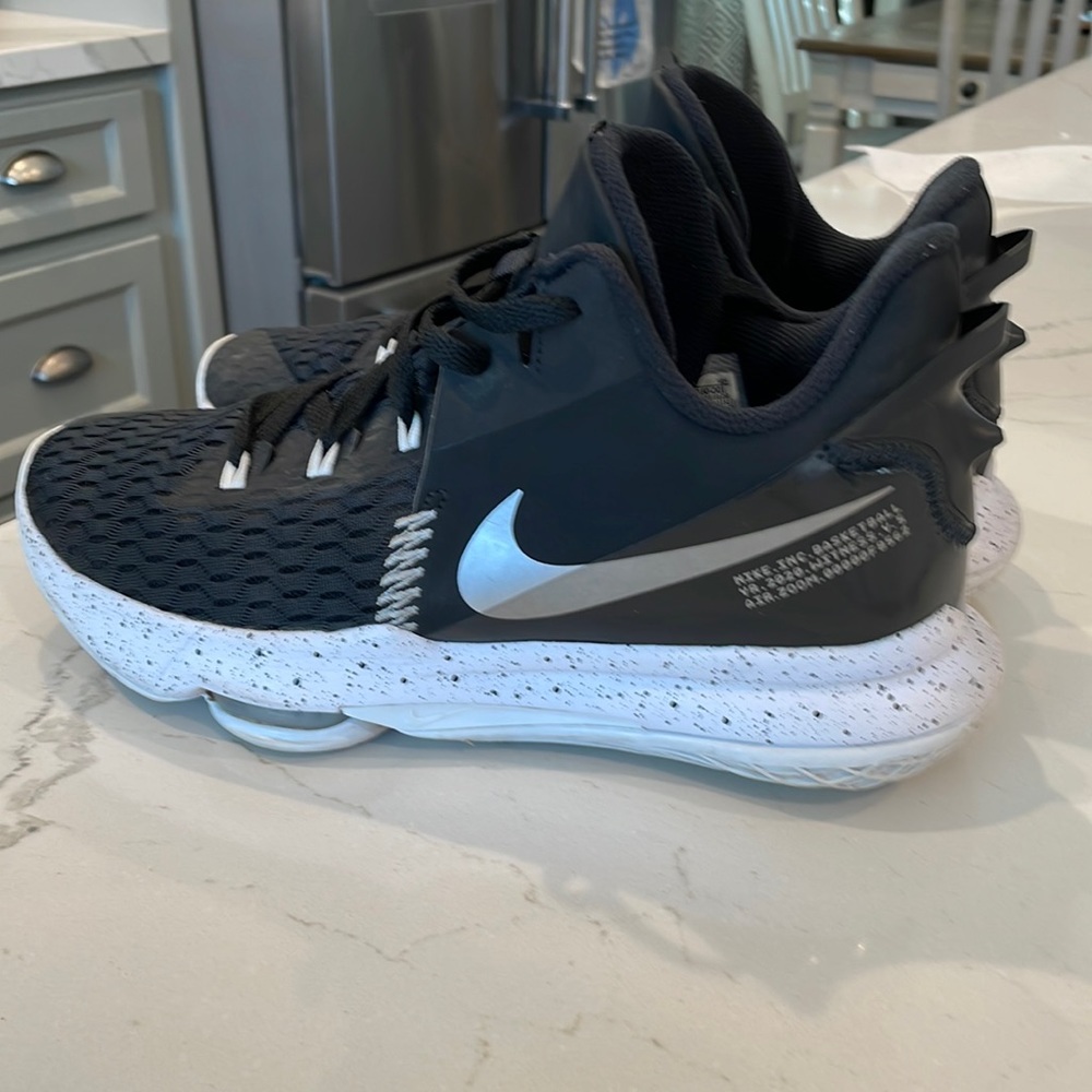 Nike Lebron Witness 5 - black and white